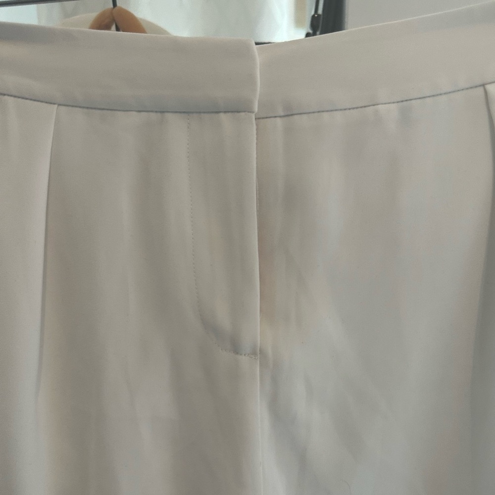 White shorts - Picture 2 of 10